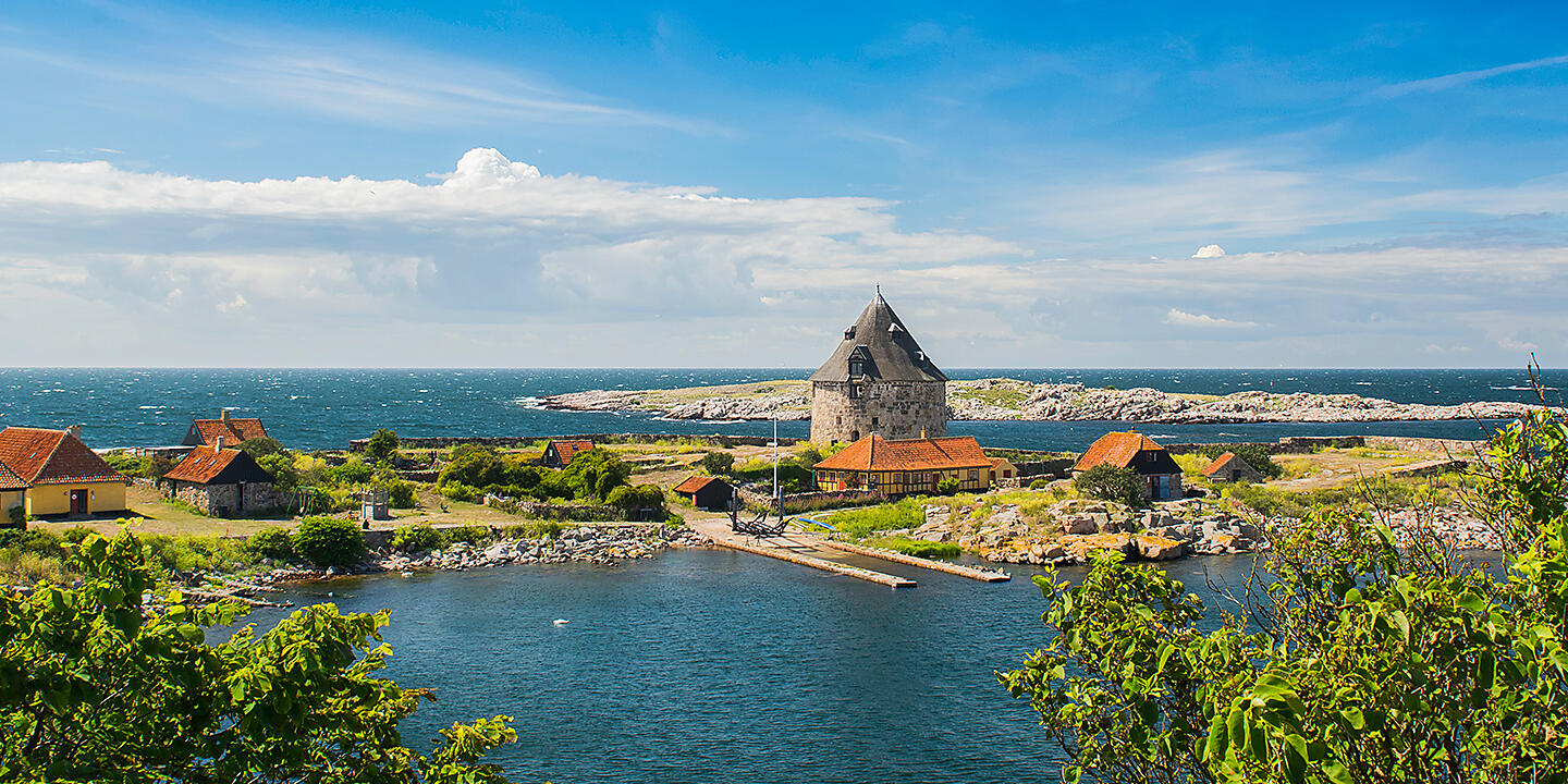 Iconic Capitals & Towns of the Baltic Iconic Capitals & Towns of the Baltic