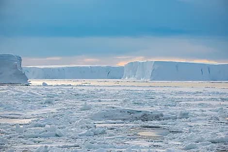26 Dec 25 > 28 Dec 25 - Sailing toward Larsen Ice Shelf