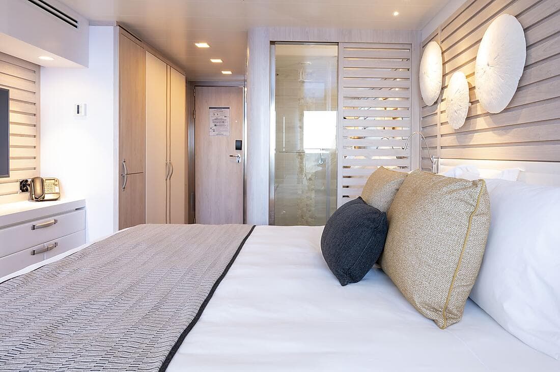 Carousel cabins: Upper decks balcony stateroom