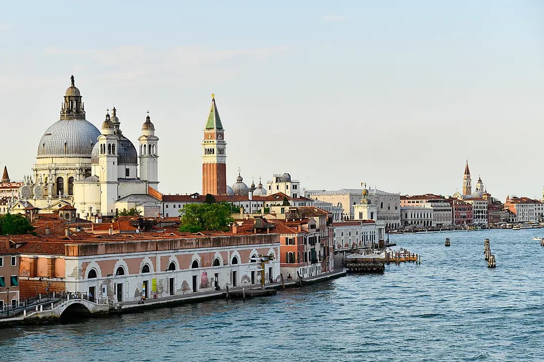Panoramic transfer and time at leisure from airport to the pier of Venice