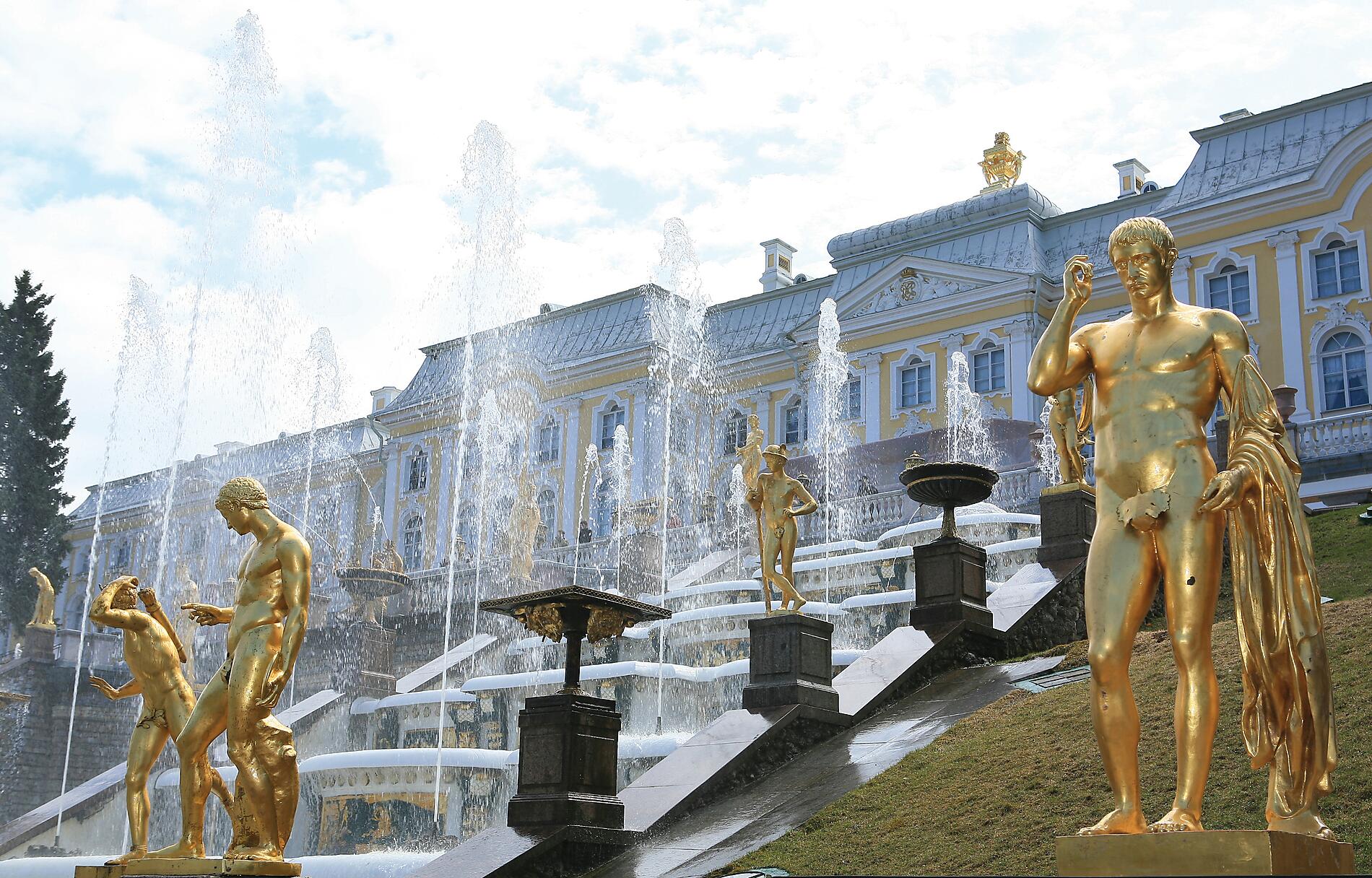 istockphoto palace at peterhof st p .JPEG